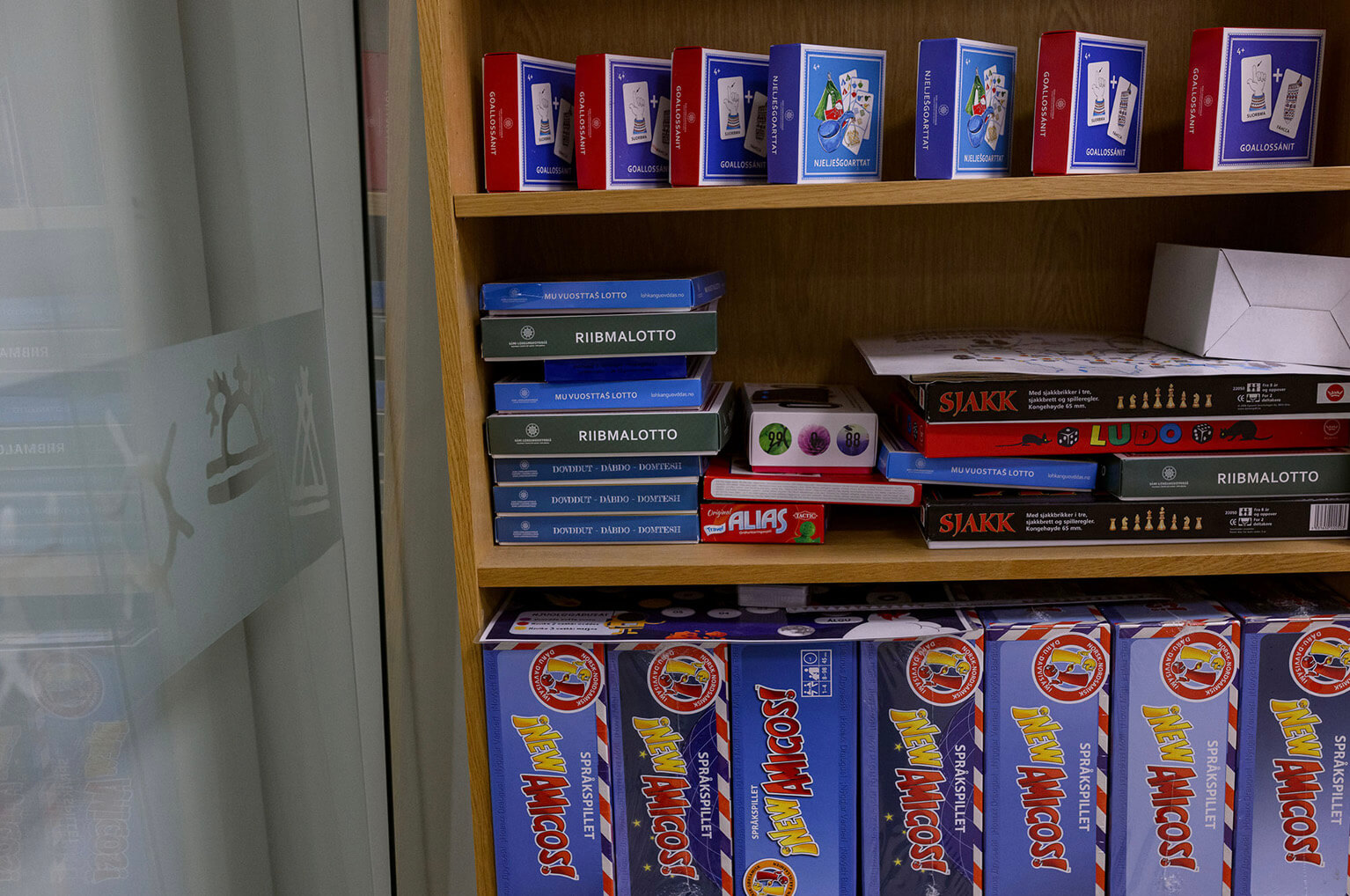 Hylle med forskjellige spill.