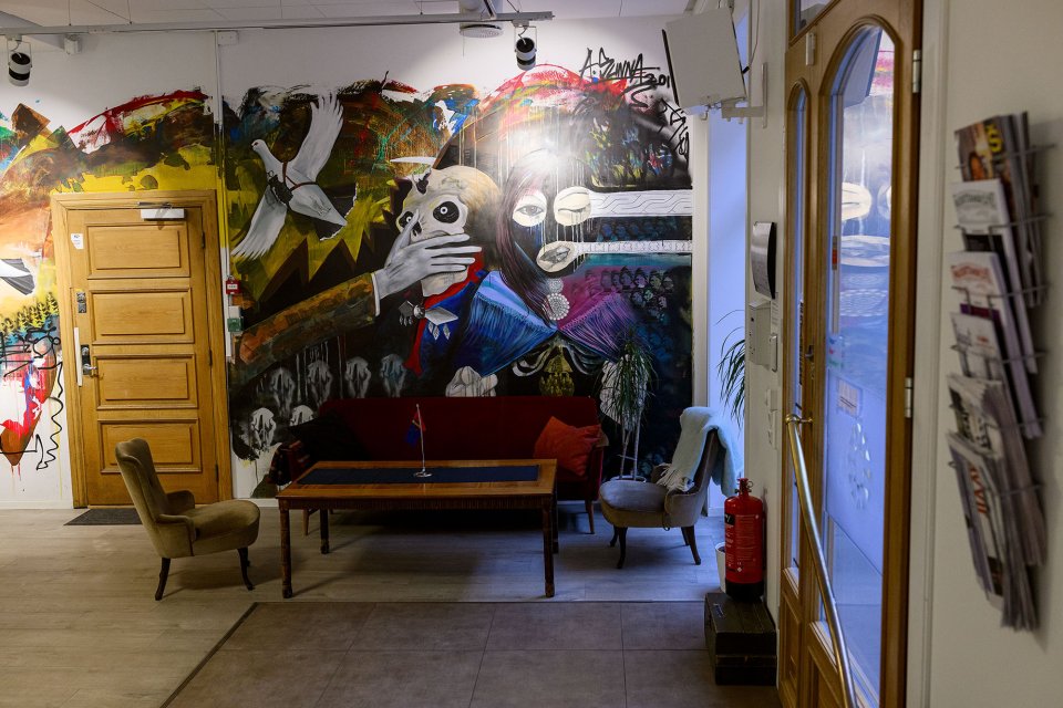 Sofagruppe og veggmaleri