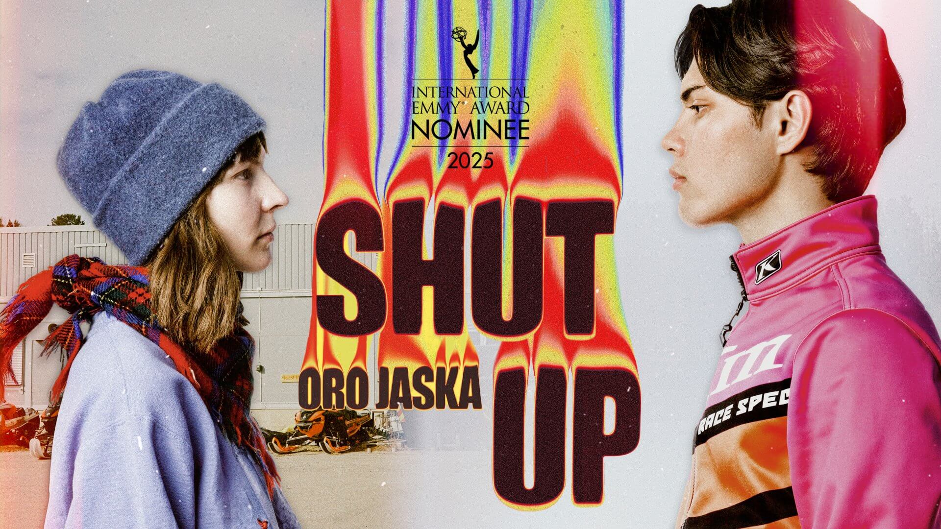 Bilde hører til serien oro jaska som er en serie som går på nrk. Bildet viser to unge mennesker, en mann og en dame som står og ser på hverandre. Serien har fått Emmy nominasjon,