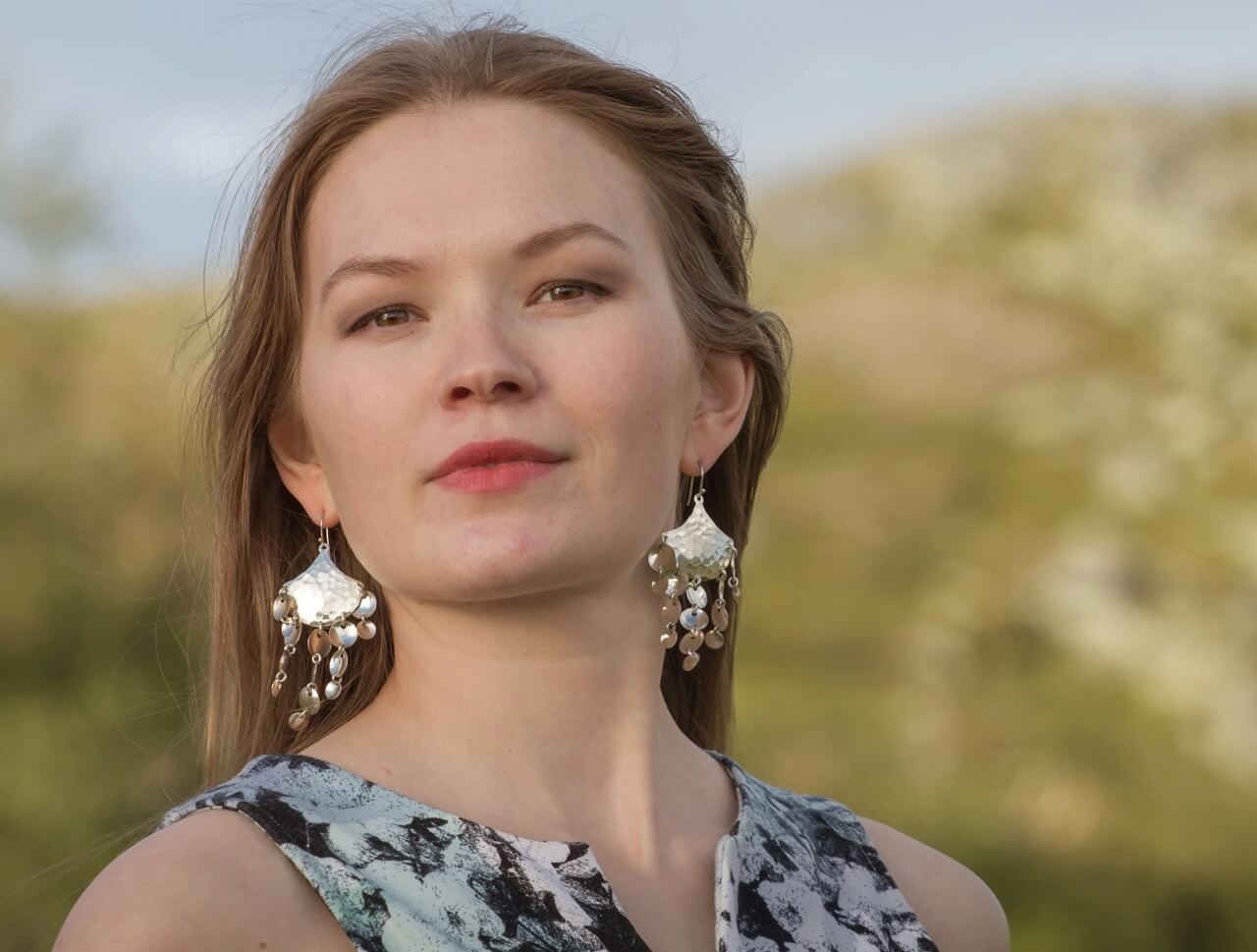 Bilde av dame med øredobber.