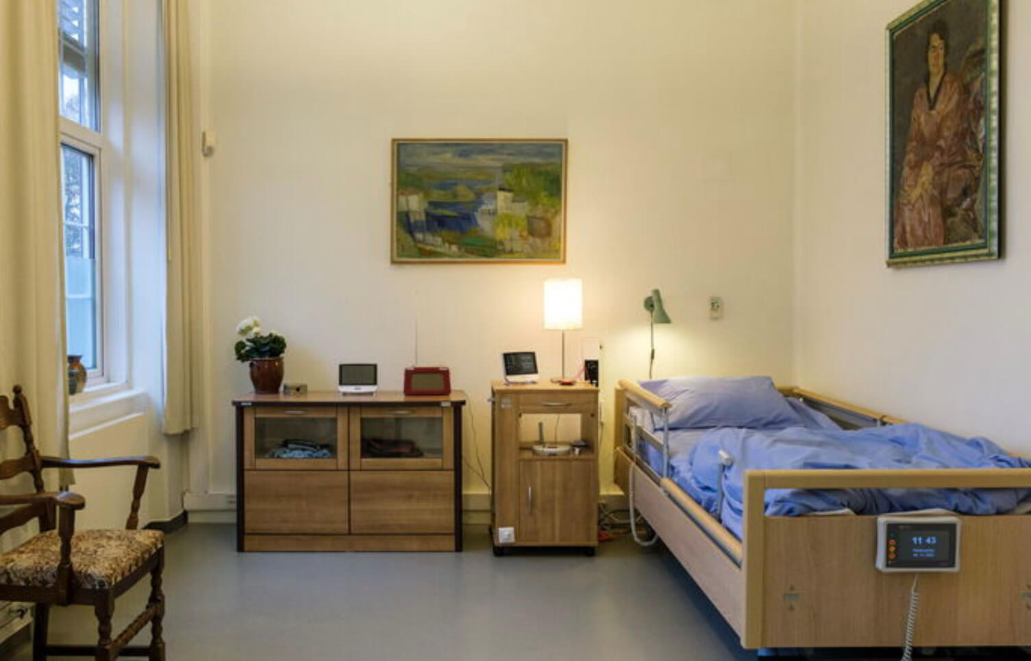 Rom med seng, interiør og installerte hjelpemiddelapparater.